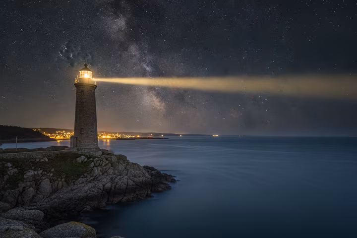 Farol a iluminar a costa, símbolo de orientação